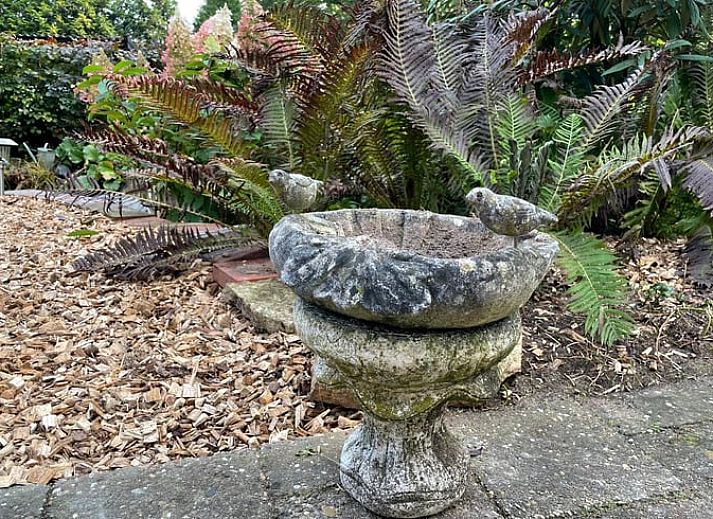 Innenansicht eines Ferienhauses in Wapenveld, Veluwe, Gelderland mit Treppe zum Obergeschoss.