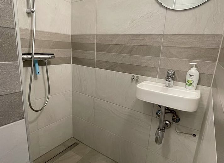 Geniessen Sie die ruhige Natur rund um Ihr Ferienhaus in Wapenveld, Veluwe, Gelderland mit grasenden Pferden im Morgennebel.