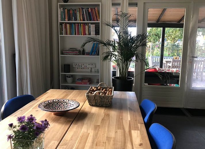 Enjoy peace and quiet at Huisje in Wapenveld, a charming vacation home in the Veluwe, Gelderland, with an inviting terrace and green surroundings.