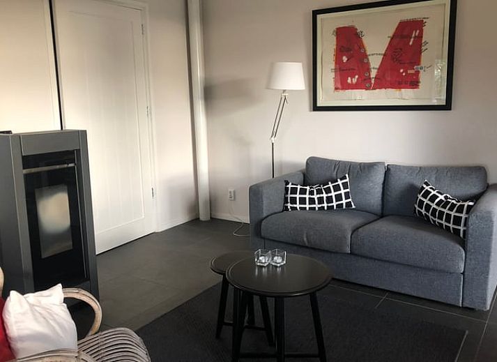 Enjoy peace and quiet at Huisje in Wapenveld, a charming vacation home in the Veluwe, Gelderland, with an inviting terrace and green surroundings.