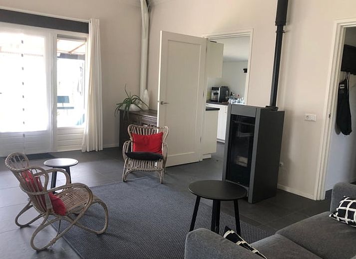 Enjoy peace and quiet at Huisje in Wapenveld, a charming vacation home in the Veluwe, Gelderland, with an inviting terrace and green surroundings.