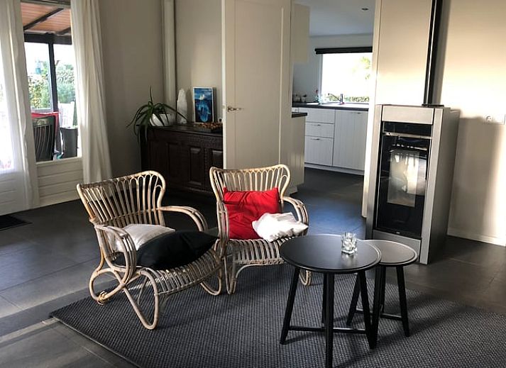 Cottage in Wapenveld, a charming cottage in the Veluwe in Gelderland, surrounded by green nature and flowering trees.