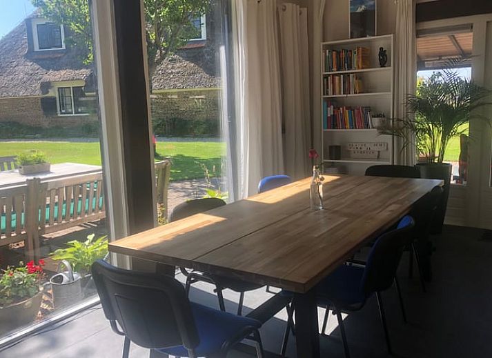 Cottage in Wapenveld, a charming cottage in the Veluwe in Gelderland, surrounded by green nature and flowering trees.