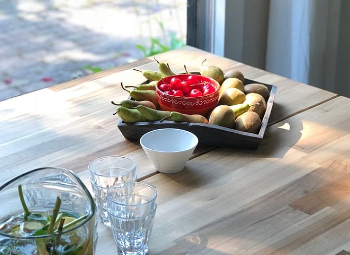 Cottage in Wapenveld, a charming cottage in the Veluwe in Gelderland, surrounded by green nature and flowering trees.