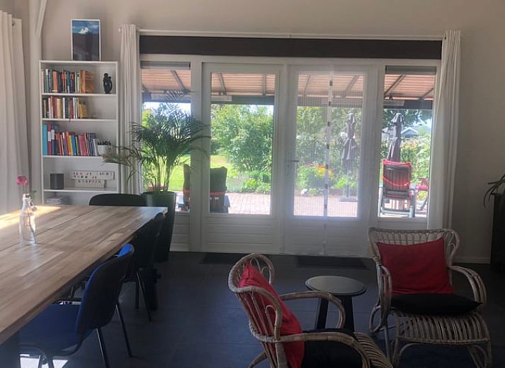 Cottage in Wapenveld, a charming cottage in the Veluwe in Gelderland, surrounded by green nature and flowering trees.