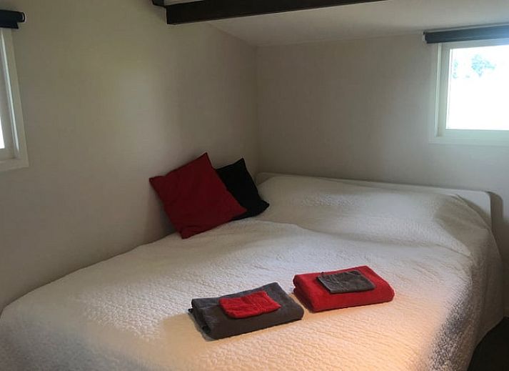 Cozy living room in Cottage in Wapenveld, a vacation home on the Veluwe in Gelderland with modern furnishings and comfortable seating area.