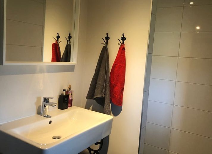 Cozy living room in Cottage in Wapenveld, a vacation home on the Veluwe in Gelderland with modern furnishings and comfortable seating area.