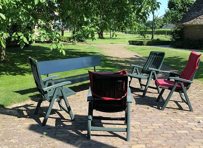 Cozy living room in Cottage in Wapenveld, a vacation home on the Veluwe in Gelderland with modern furnishings and comfortable seating area.
