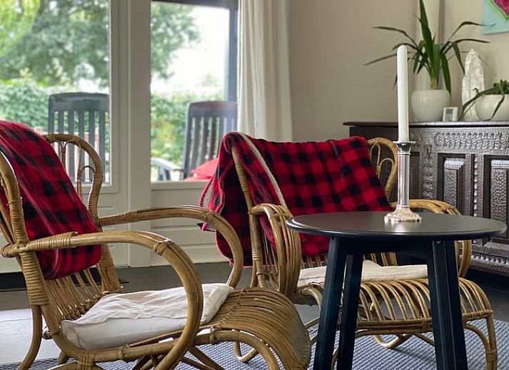 Cozy living room in Cottage in Wapenveld, a vacation home on the Veluwe in Gelderland with modern furnishings and comfortable seating area.