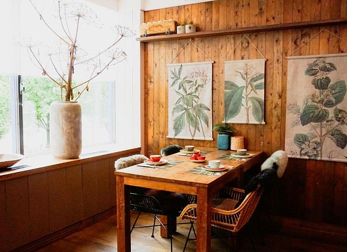 Ontvangstruimte Forest Hotel Den Helder, vakantie appartement met warme houten accenten en groene planten.