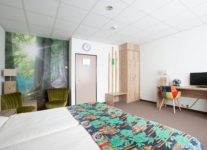 Ontvangstruimte Forest Hotel Den Helder, vakantie appartement met warme houten accenten en groene planten.
