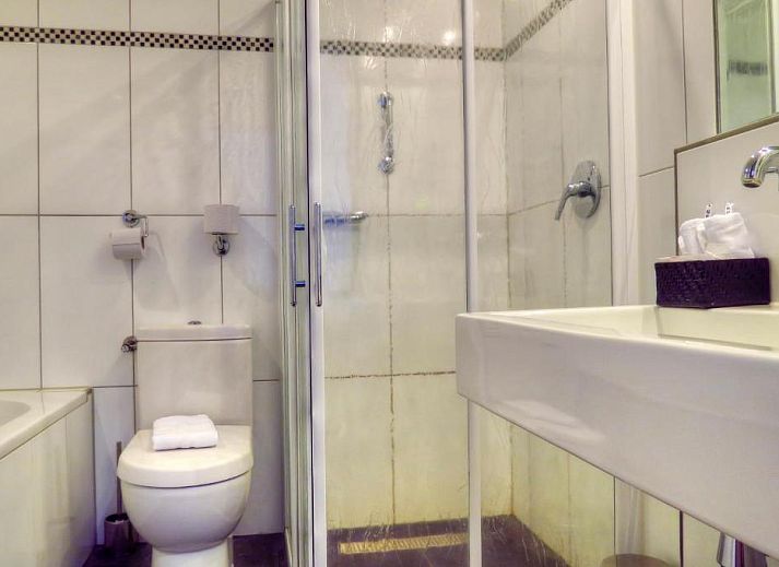 Slaapkamer in Forest Hotel Den Helder, vakantie appartement met groen thema en comfortabele bedden.