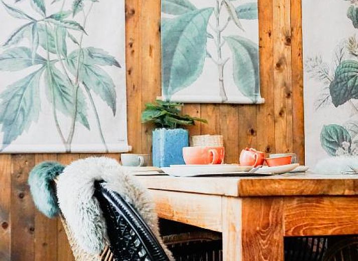 Slaapkamer in Forest Hotel Den Helder, vakantie appartement met groen thema en comfortabele bedden.