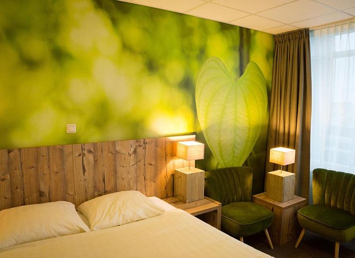 Moderne badkamer in Forest Hotel Den Helder, vakantie appartement met strakke witte tegels.