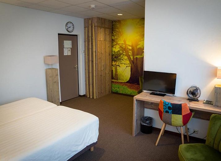 Moderne badkamer in Forest Hotel Den Helder, vakantie appartement met strakke witte tegels.