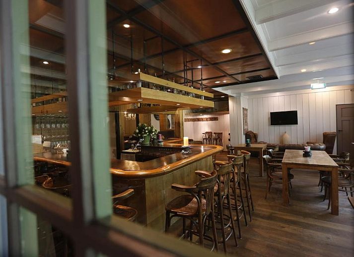 Moderne badkamer in Forest Hotel Den Helder, vakantie appartement met strakke witte tegels.