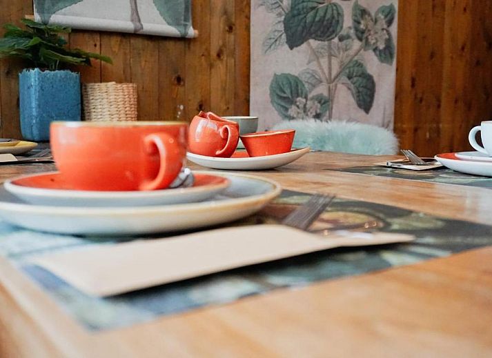 Ruime kamer in Forest Hotel Den Helder, vakantie appartement met kleurrijke accenten en natuurthema.