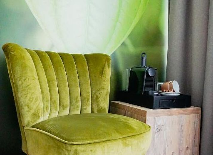 Ruime kamer in Forest Hotel Den Helder, vakantie appartement met kleurrijke accenten en natuurthema.