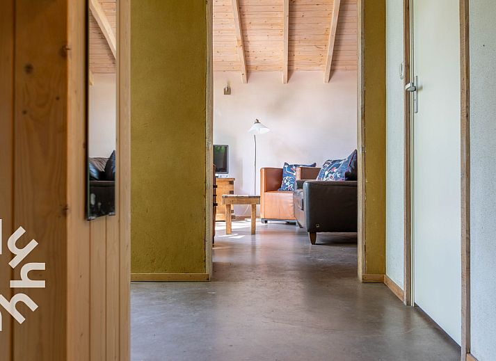 Gemuetliches Wohnzimmer im Ferienhaus DG647, Loenen, Veluwe mit Holzinterieur.