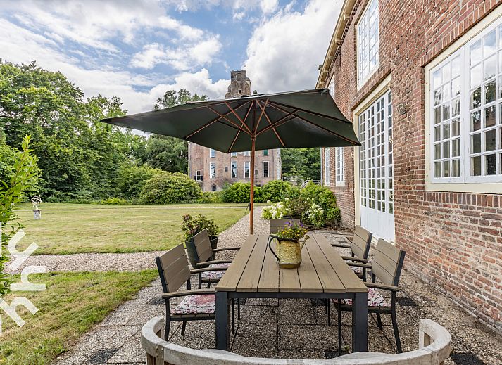 Attraktives Schlafzimmer im DG1763 Ferienhaus Loenen Veluwe mit Holzbalken und gemuetlicher Sitzecke.