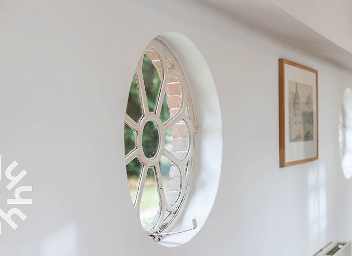 Modernes Badezimmer im Ferienhaus DG1763 Loenen Veluwe mit Toilette und Waschbecken.