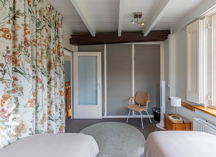 Modernes Badezimmer im Ferienhaus DG1763 Loenen Veluwe mit Toilette und Waschbecken.