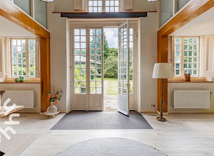 Modernes Badezimmer im Ferienhaus DG1763 Loenen Veluwe mit Toilette und Waschbecken.