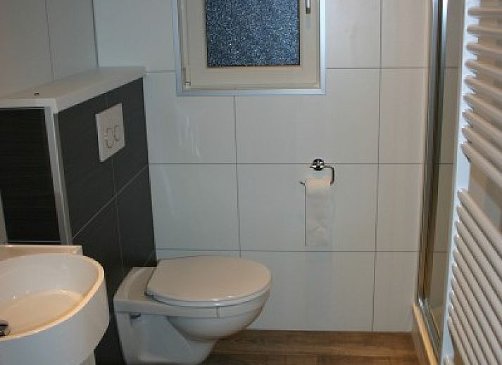 Van Luttikhuizen chalet rental Zwaantje 1 in Teuge, Veluwe offers beautiful views of the green surroundings and comfortable outdoor space.