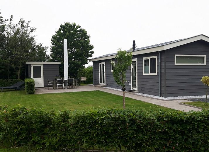 Van Luttikhuizen chalet rental Zwaantje 1 in Teuge, Veluwe offers beautiful views of the green surroundings and comfortable outdoor space.