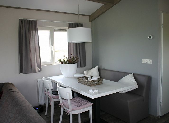 Van Luttikhuizen chalet rental Zwaantje 1 in Teuge, Veluwe offers beautiful views of the green surroundings and comfortable outdoor space.