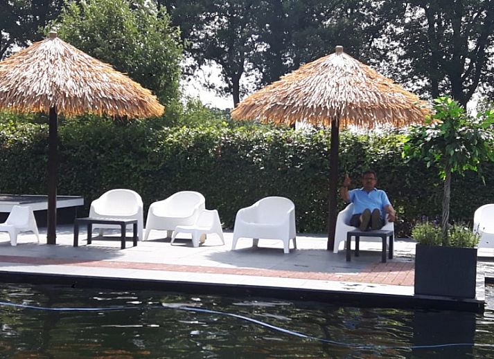 Cozy living room overlooking the Veluwe at Van Luttikhuizen chalet rental Zwaantje 1 in Teuge. Ideal for relaxation.