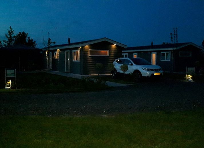 Cozy living room overlooking the Veluwe at Van Luttikhuizen chalet rental Zwaantje 1 in Teuge. Ideal for relaxation.