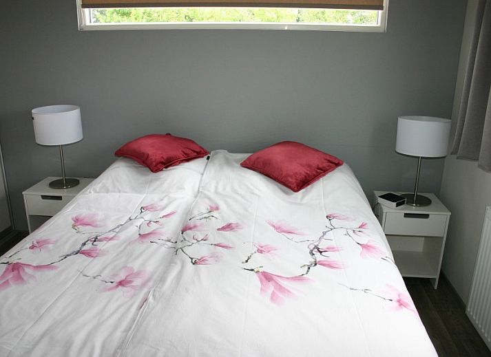 Cozy living room overlooking the Veluwe at Van Luttikhuizen chalet rental Zwaantje 1 in Teuge. Ideal for relaxation.