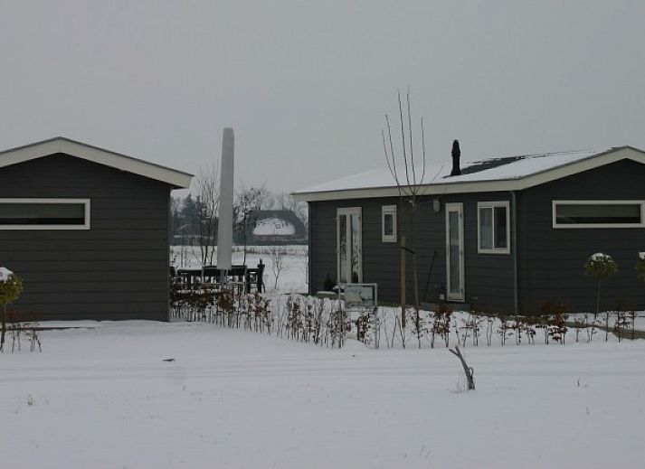 Cozy living room overlooking the Veluwe at Van Luttikhuizen chalet rental Zwaantje 1 in Teuge. Ideal for relaxation.