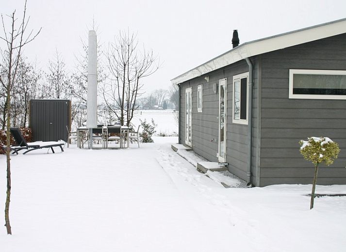 Cozy living room overlooking the Veluwe at Van Luttikhuizen chalet rental Zwaantje 1 in Teuge. Ideal for relaxation.