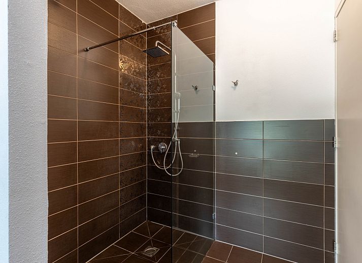 Modern kitchen of vacation home DG2126 in Teuge, Veluwe, Gelderland, with stylish decor and comfortable interior.