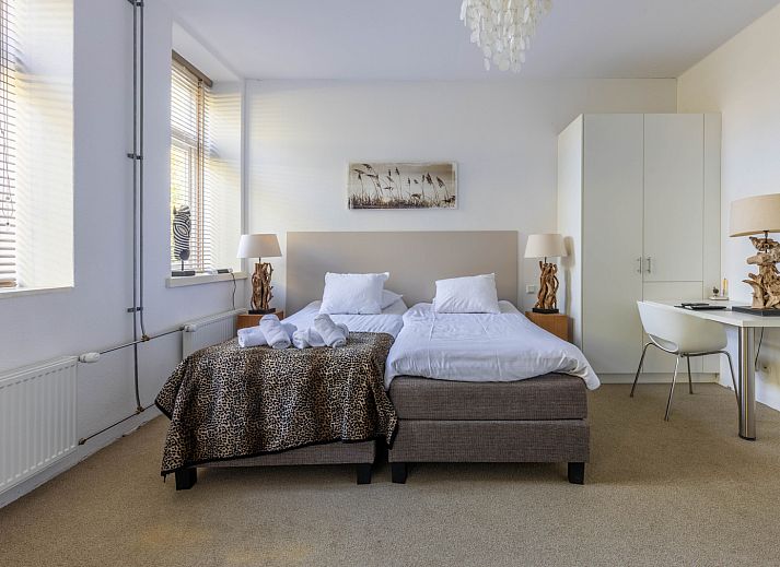 Modern kitchen in vacation home DG2126, Teuge, Veluwe, Gelderland, with luxury appliances and stylish furnishings.