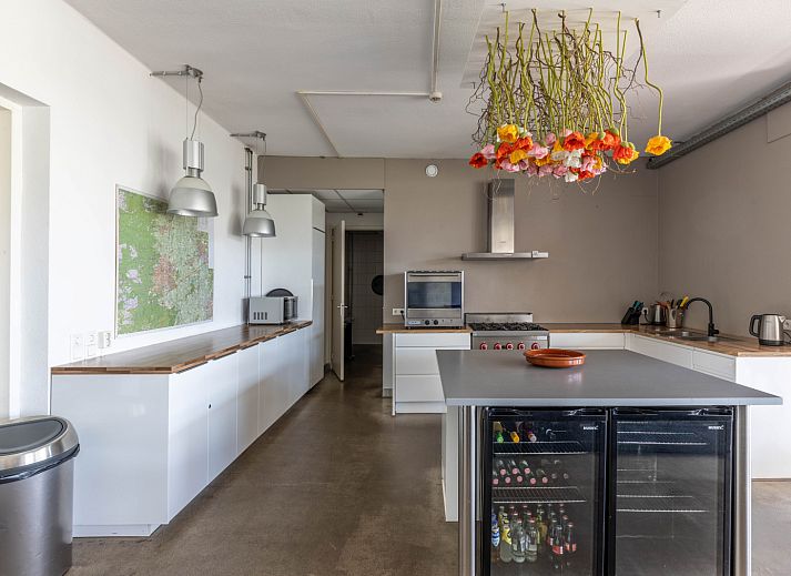 Modern kitchen in vacation home DG2126, Teuge, Veluwe, Gelderland, with luxury appliances and stylish furnishings.