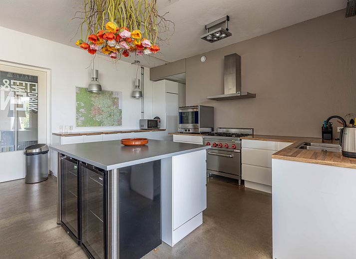 Practical laundry room in vacation home DG2126, Teuge, Veluwe, Gelderland, with modern amenities for a comfortable stay.