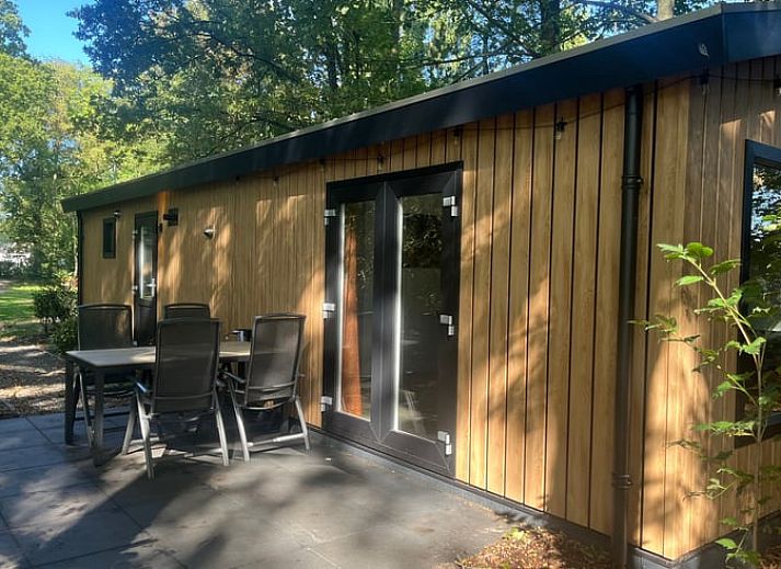 Geniet van de natuur op het terras van Vakantiehuis in Lieren, gelegen in de Veluwe, Gelderland.