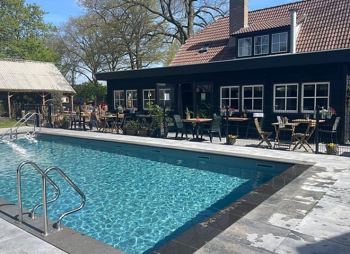 Ervaar rust en privacy in Vakantiehuis in Lieren met zijn ruime veranda in de Veluwse bossen, Gelderland.