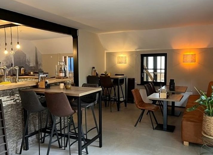 Ervaar rust en privacy in Vakantiehuis in Lieren met zijn ruime veranda in de Veluwse bossen, Gelderland.