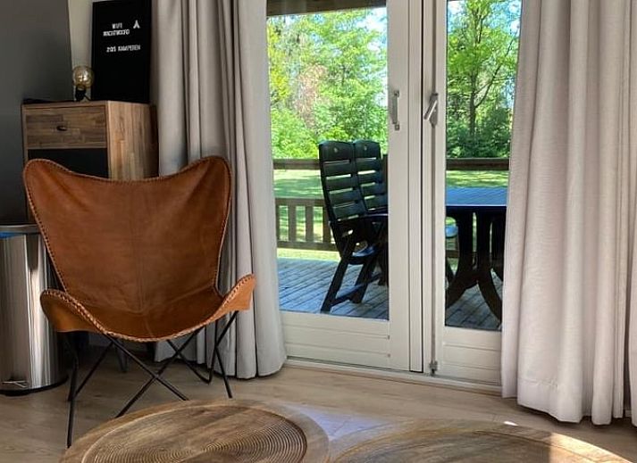 Gezellig terras bij het vakantiehuisje in Lieren, Veluwe, met houten omheining.