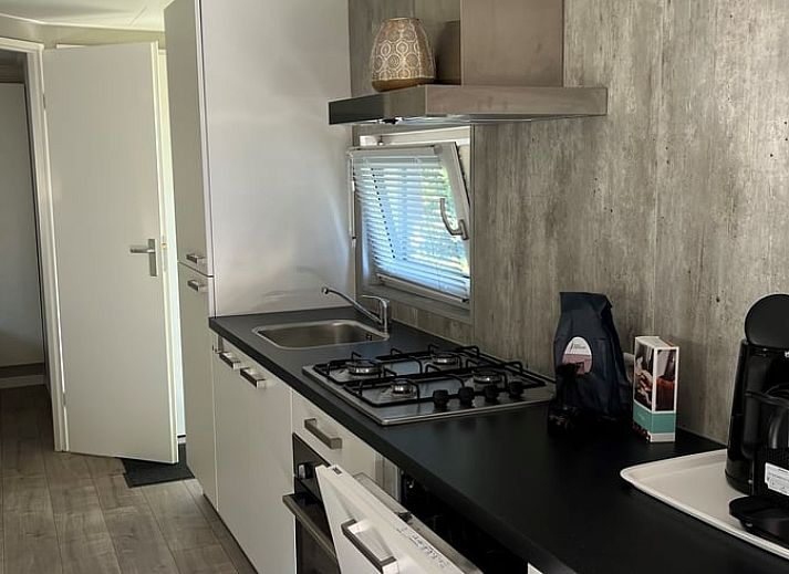 Gezellig terras bij het vakantiehuisje in Lieren, Veluwe, met houten omheining.