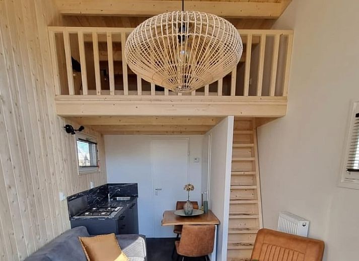 Moderne Holzfassade des Ferienhauses in Lieren, gelegen in Veluwe, Gelderland.