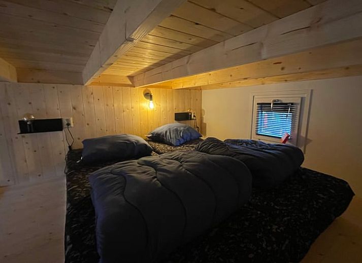 Moderne Holzfassade des Ferienhauses in Lieren, gelegen in Veluwe, Gelderland.