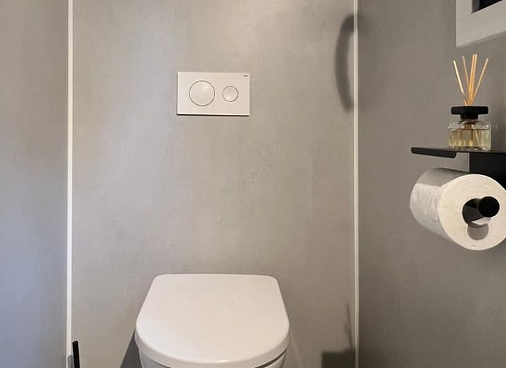 Cozy indoor cottage in Lieren with compact kitchen.