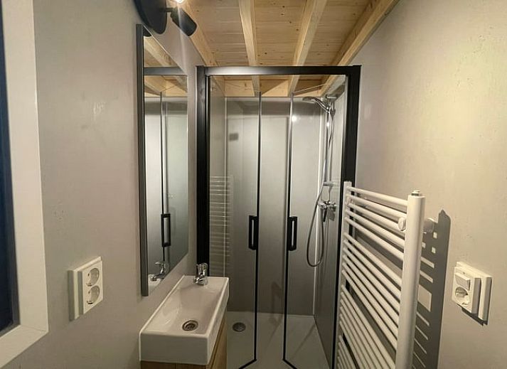 Cozy indoor cottage in Lieren with compact kitchen.