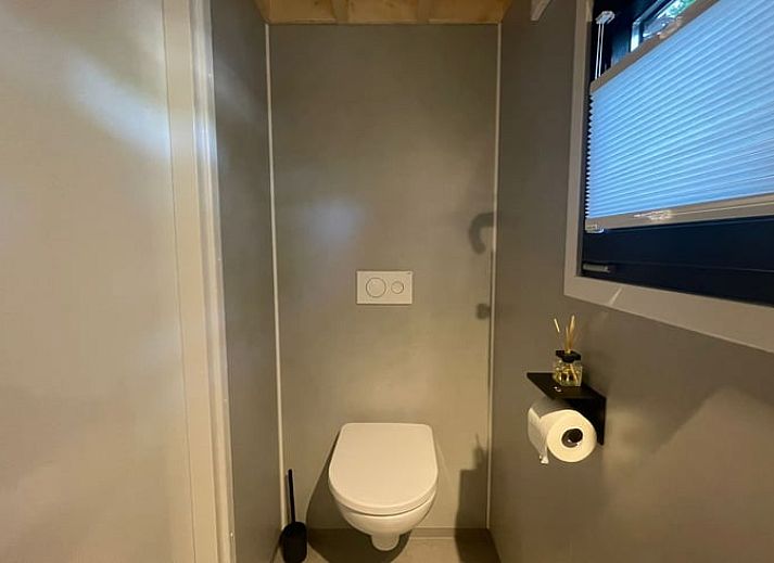 Cozy indoor cottage in Lieren with compact kitchen.