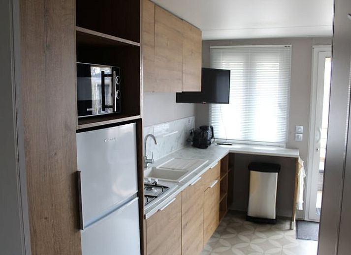 Veranda des Ferienhauses in Lieren, Veluwe, Gelderland mit Blick auf den gruenen Garten.